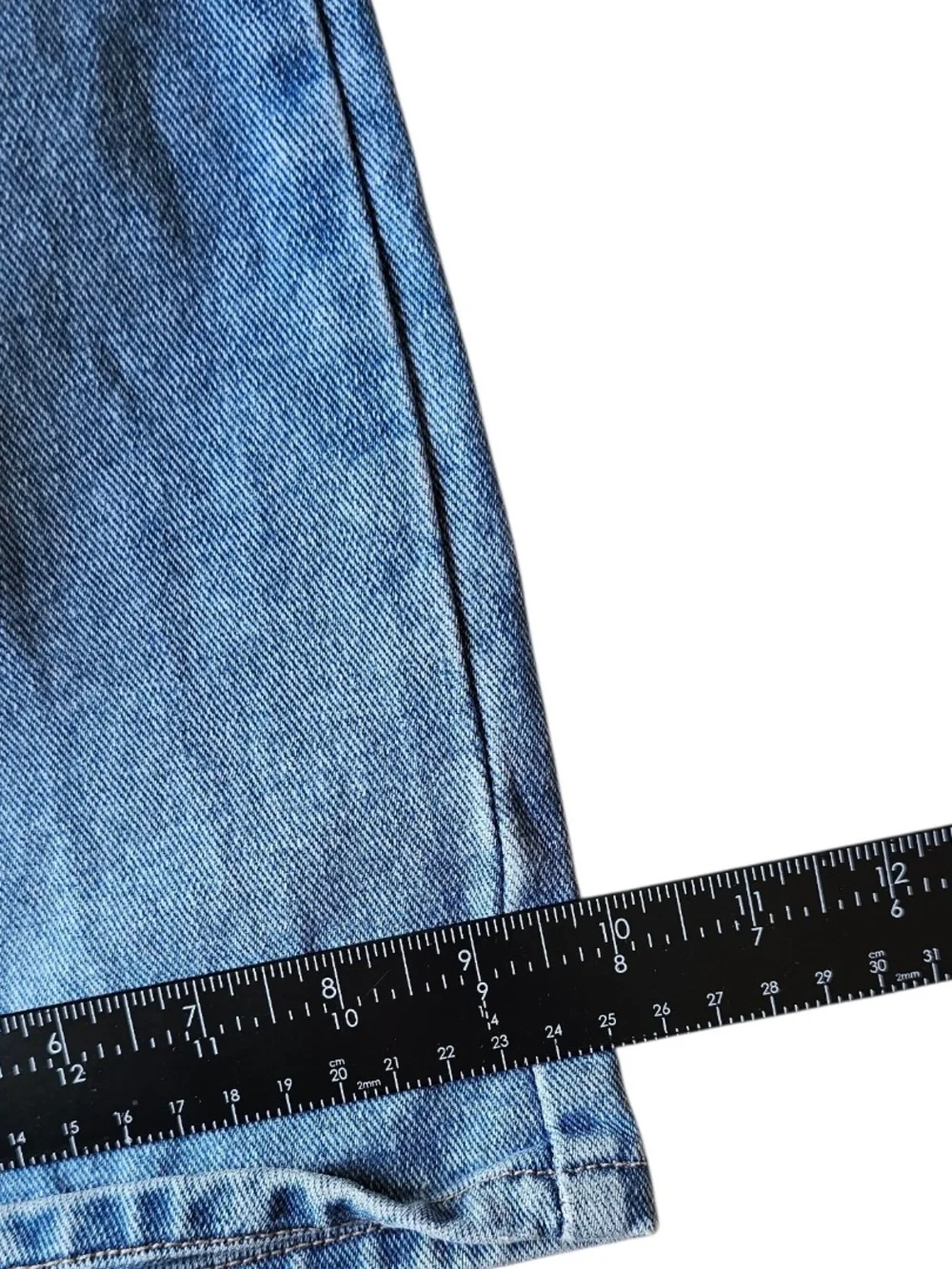 Vintage-style Levi’s 559 Relaxed Straight jeans in a perfectly worn medium wash - Picture 5 of 8